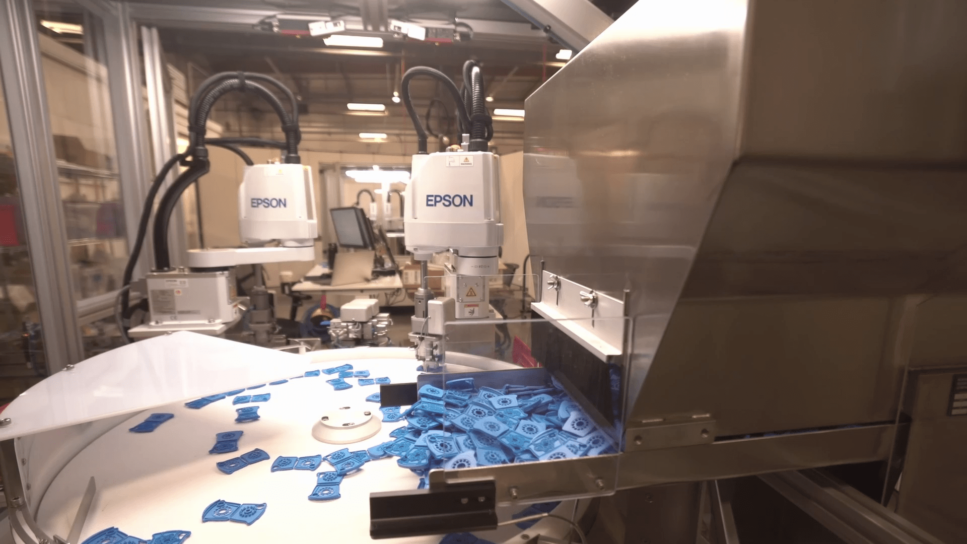 Flexible feeding system Image depicting a cell equipped with a FlexiBowl system for the flexible feeding of components. FlexiBowl is an effective Flexible feeding system.